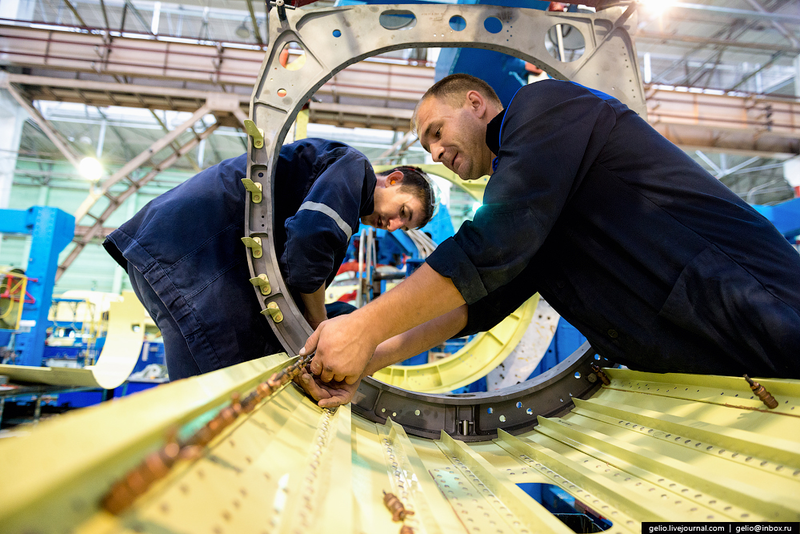 Illustration for article titled These Riveting Photos Show How Russia's Su-34 Fullback Fighter-Bombers Get Built